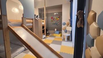 Apartamento família, para não fumantes (Pets Not Allowed, with Rental Car) | 2 quartos, escrivaninha, espaço de trabalho para notebook