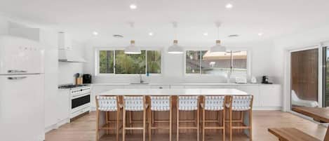 Fridge, microwave, stovetop, dishwasher