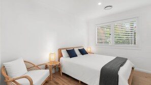 6 bedrooms, free WiFi - Stunning home 350 metres from the beach. (Surf Beach)