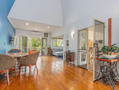 Hastings Cove - 1 Bedroom Upstairs Garden Apartment!