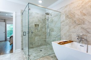 Douche, sĂšche-cheveux, bidet, serviettes fournies