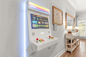 Games room - Beatles Retreat, 5 min WALK to Beach + Golf Cart & Arcade Machine, Dog Friendly! (Miramar Beach)