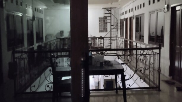 A spacious room with a balcony, a staircase, and a view of the interior. - OYO Life 93160 Kost Jenny Karawang (Karawang)