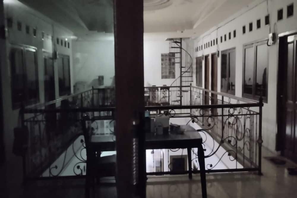 OYO Life 93160 Kost Jenny Karawang