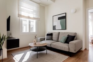 Een smart-tv en boeken