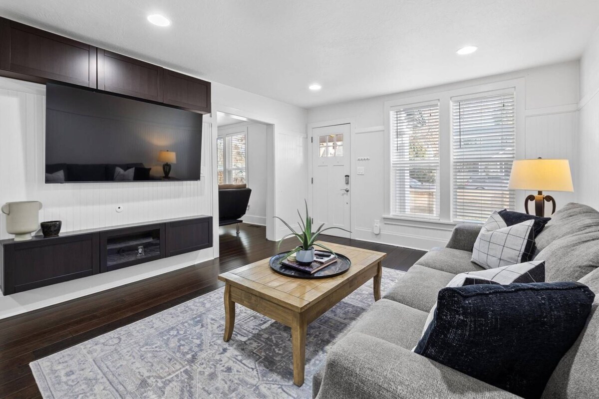 DOG FRIENDLY! EPIC Hyde Park Location! Remodeled 1940 Bungalow | Back Deck w/ Shade & Dining Table