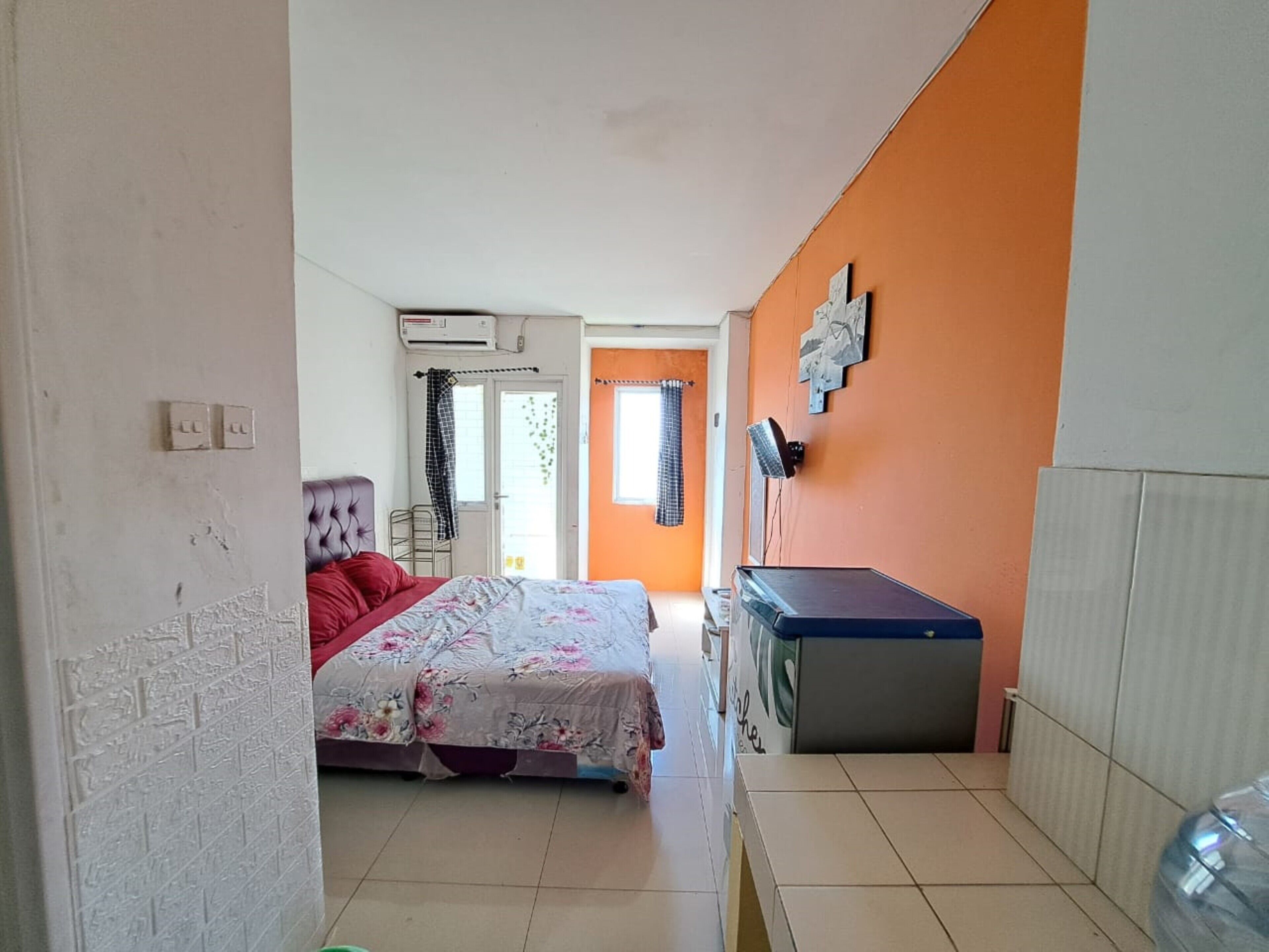 Escritorio, wifi gratis y ropa de cama 