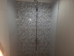 华丽双人房 | 浴室 | 淋浴设施、毛巾、肥皂