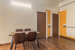 客室内のダイニングエリア