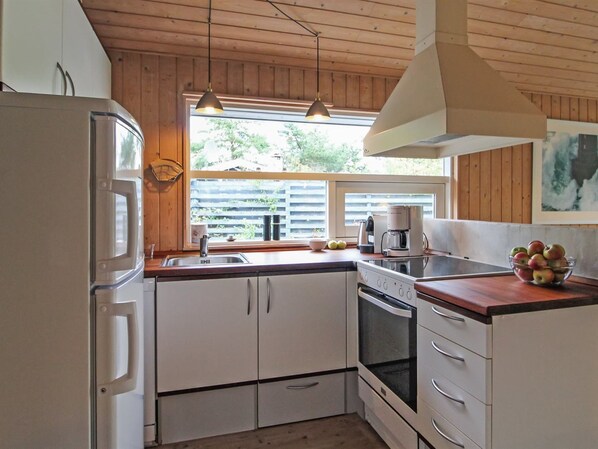Fridge, microwave, dishwasher, cookware/dishes/utensils