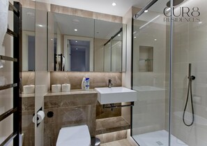 Chuveiro, secador de cabelo, shampoo 