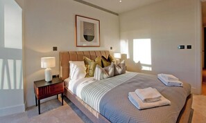 2 bedrooms, iron/ironing board, free WiFi, bed sheets - Modern Urban Retreat in Vibrant West London (London)
