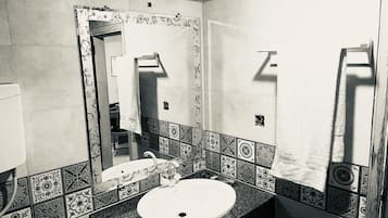 豪華雙床房 | 浴室 | 淋浴設備、水療按摩蓮蓬頭、免費盥洗用品、浴袍