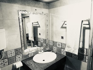Shower, hydromassage showerhead, free toiletries, bathrobes
