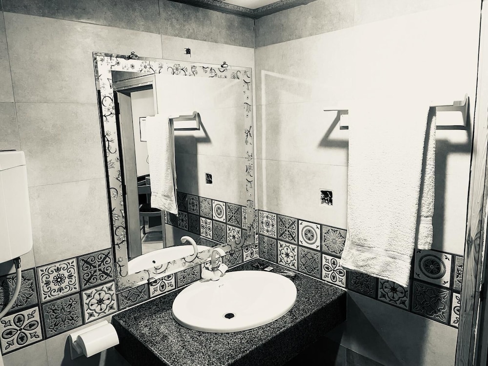 Hotel Sarawan by null