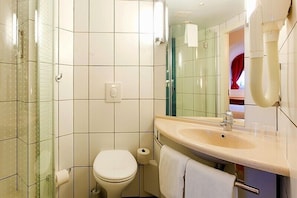 Shower, hydromassage showerhead, free toiletries, bathrobes