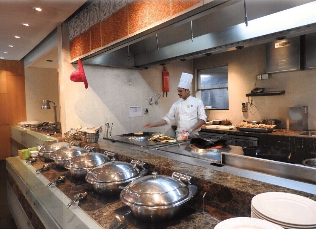 Frigorífic petit, productes de neteja, congelador i tovallons de paper 