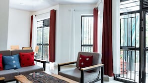 Un salon moderne avec un canapé, des fauteuils et une table basse.