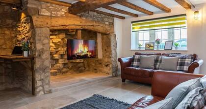 1 Pound Cottage-4 Bed Home-Parking