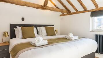 4 bedrooms, desk, iron/ironing board, free WiFi