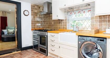 Two Pound Cottage - 3 Bed Home - Hot Tub