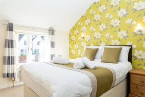 3 bedrooms, desk, iron/ironing board, free WiFi - Two Pound Cottage - 3 Bed Home - Hot Tub (Gloucester)