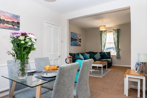 Francis House - Cheltenham - 2 Bed Home - Parking