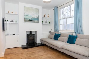Smart TV, fireplace - Glenfall Place - Cheltenham - 2 Bed Home - Sleeps 6 (Cheltenham)
