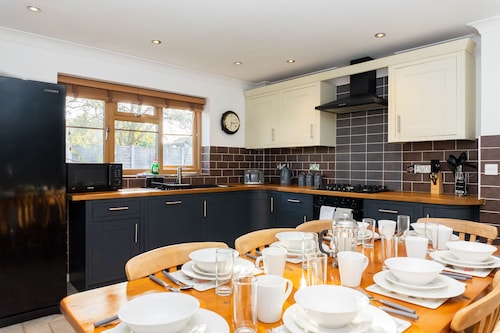 Innsworth House - Gloucester 4 Bed Home - Parking - Garden