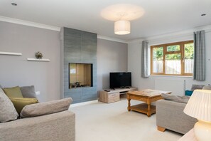 Smart TV - Innsworth House - Gloucester 4 Bed Home - Parking - Garden (Longlevens)