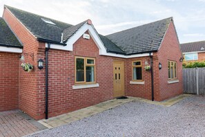 Exterior - Innsworth House - Gloucester 4 Bed Home - Parking - Garden (Longlevens)