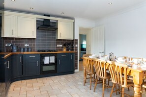 Microwave, oven, dishwasher, coffee/tea maker
