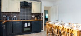 Innsworth House - Gloucester 4 Bed Home - Parking - Garden