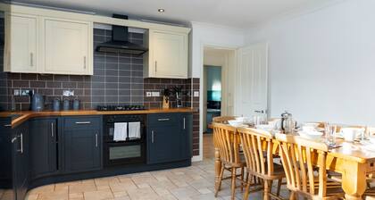 Innsworth House - Gloucester 4 Bed Home - Parking - Garden