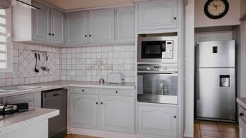 Refrigerador, microondas, horno, lavavajillas