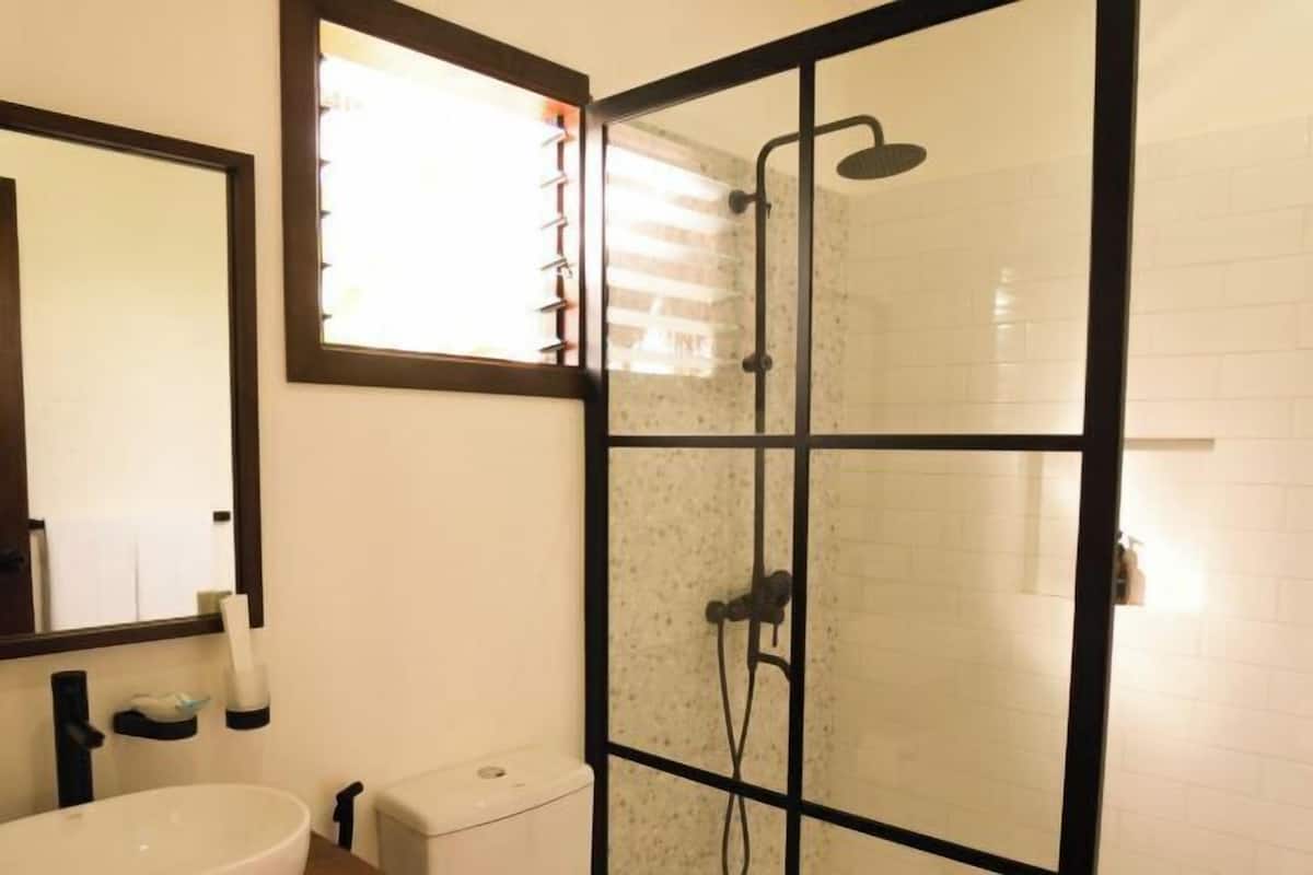 Ducha, cabezal de ducha tipo lluvia, artículos de tocador gratuitos