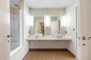 Dusche, Haartrockner, Handtücher