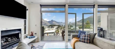 Télévision, cheminée, espaces bureaux