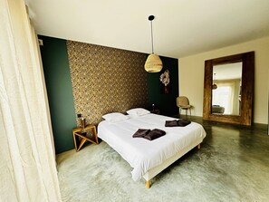 4 bedrooms, desk, iron/ironing board, travel crib