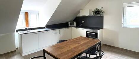 Mikrovågsugn, ugn, spishäll och kaffe- och tebryggare