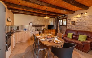 Een koelkast, een oven, een kookplaat, een vaatwasser