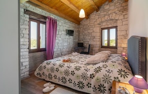 4 slaapkamers, een strijkplank/strijkijzer, reisbedje, gratis wifi