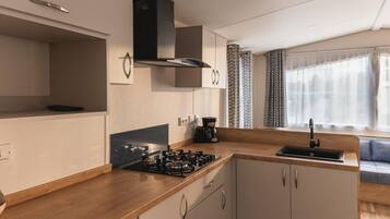 Een koelkast, een kookplaat, een koffiezetapparaat/waterkoker