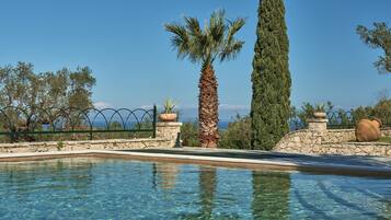 Alberca al aire libre y alberca climatizada