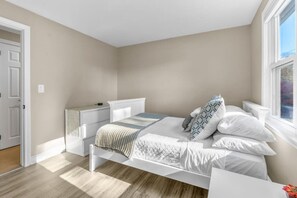 3 soverom, skrivebord, strykejern/-brett og wi-fi (inkludert)