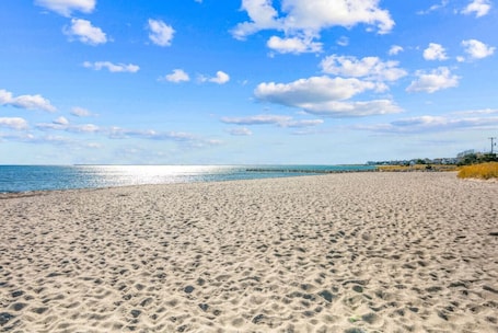 Beach nearby. Cozy Spacious Home Walk to the Beach & 1 Mile to Downtown Hyannis