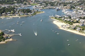 Marina - Cozy Spacious Home Walk to the Beach & 1 Mile to Downtown Hyannis (Barnstable)