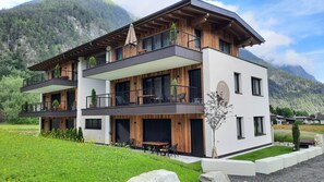 Vista frontal de la propiedad