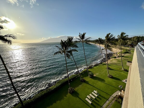 Sun-loungers, beach towels - Beachfront South Kihei Road ~ Royal Mauian (Kihei)
