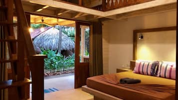 Suite Mewah, Beberapa Tempat Tidur, bathtub, pemandangan kebun | 1 kamar tidur, dilengkapi dengan perabotan berbeda-beda, dan meja kerja